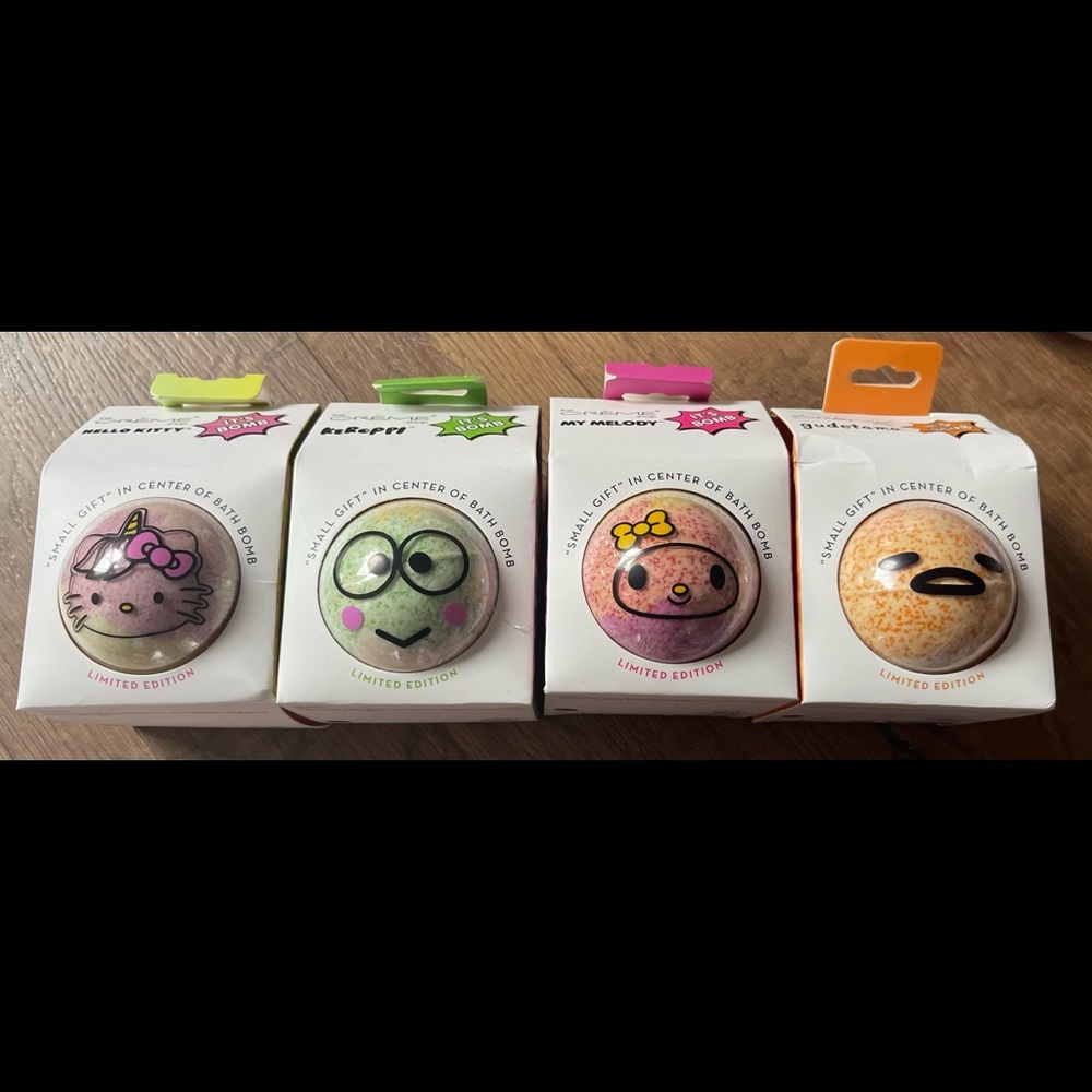 SANRIO (Creme Shop)-4 NWT Character Bath Bomb Set